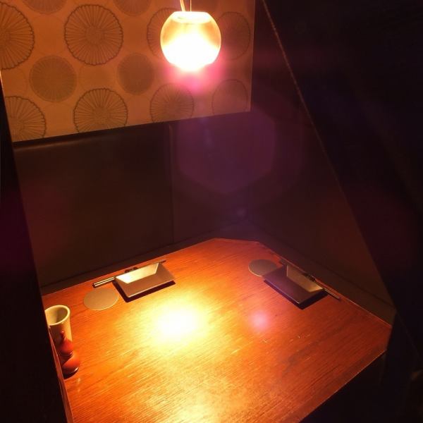 【デート・女子会にも】店内は和モダンでくつろげる空間。落ち着いた雰囲気の個室でゆったりとお過ごし頂けます。デートや記念日、接待などプライベートな飲み会にご利用ください。疲れた足を伸ばしながらお食事をお愉しみいただけます。