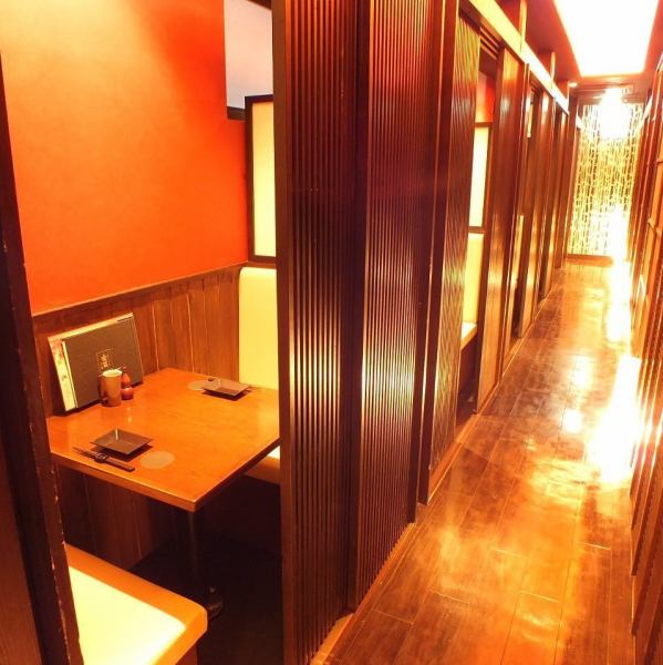 【デート・女子会にも】店内は和モダンでくつろげる空間。落ち着いた雰囲気の個室でゆったりとお過ごし頂けます。デートや記念日、接待などプライベートな飲み会にご利用ください。疲れた足を伸ばしながらお食事をお愉しみいただけます。