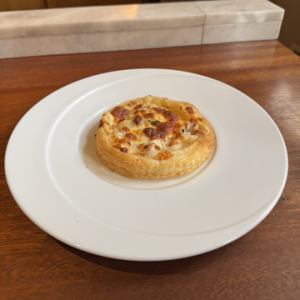 本日の掌パイ生地ピザ ~鶏もも肉と玉ねぎのホワイトソースピザ~