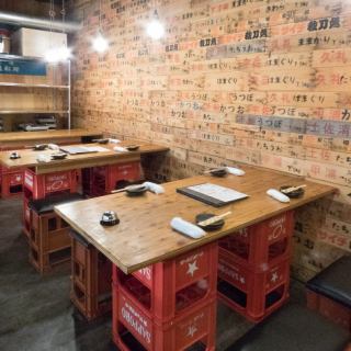 【喫煙席】靴を脱がずにそのままOK!テーブル席もご用意しています◎