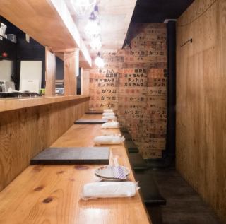 【喫煙可】1階席は全てカウンター席。店内で焼き上げる藁焼き料理の調理風景も楽しめます◎