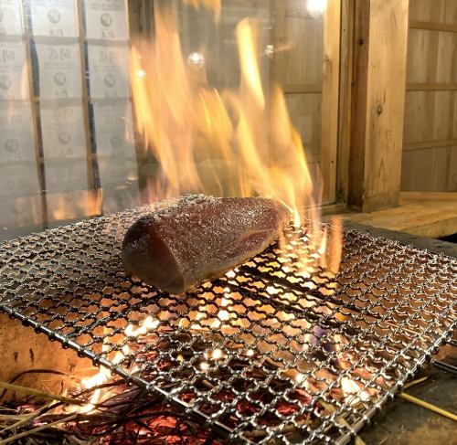 藁焼きを目の前で楽しめまる!香り高くてジューシー♪