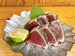Straw-grilled raw bonito tataki with salt or sauce