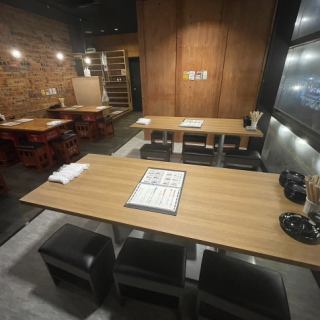 【喫煙席】靴を脱がずにそのままOK!テーブル席もご用意しています◎