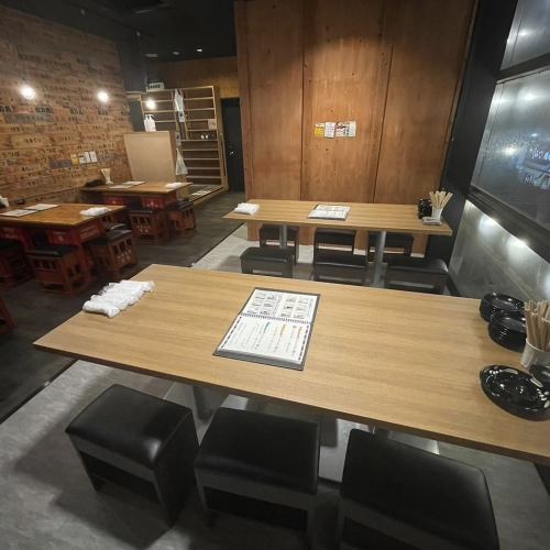 【喫煙席】靴を脱がずにそのままOK!テーブル席もご用意しています◎