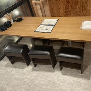 【喫煙席】靴を脱がずにそのままOK!テーブル席もご用意しています◎