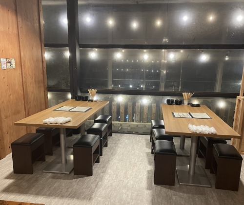 【喫煙席】靴を脱がずにそのままOK!テーブル席もご用意しています◎