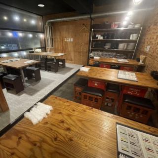 【喫煙席】靴を脱がずにそのままOK!テーブル席もご用意しています◎