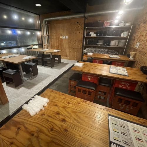 【喫煙席】靴を脱がずにそのままOK!テーブル席もご用意しています◎