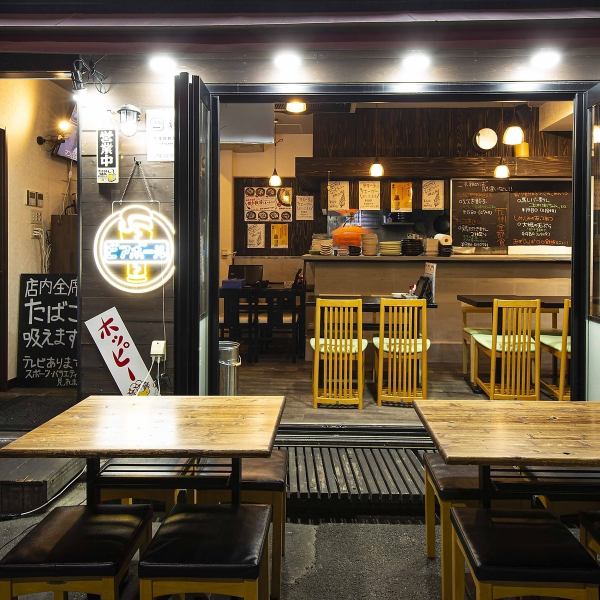【扉付きの完全個室居酒屋特有のプライベート感】味とサービスは当然のことながら、店内の造りや雰囲気作りにもこだわっております。居酒屋ならぜひ完全個室付き居酒屋九州料理ばってんを♪飲み放題付コース3000円～♪飲み放題コースもご用意♪女子会、誕生日会に◎個室居酒屋