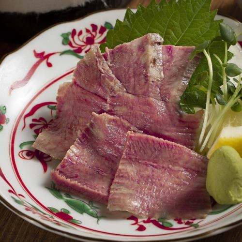 牛タン刺し～低温調理～/ 牛タンのカルパッチョ～自家製にんにくソース～