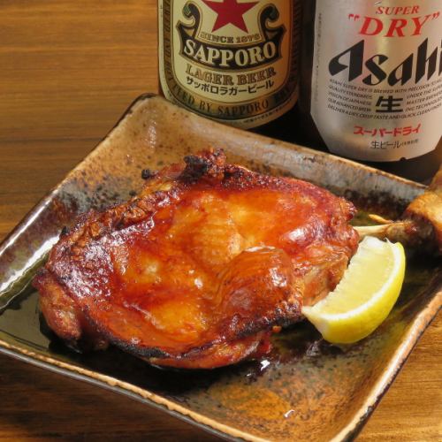 【豪快】秘伝スパイスが香る！パリッとジューシーな骨付き鶏～ビールが止まらない中毒性～