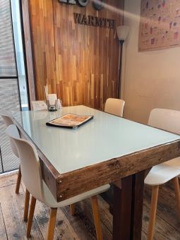 A table for 4 people.Would you like to have a reunion with local friends, a girls' party, or a relaxing dinner after shopping? [Ebina Girls' Association]