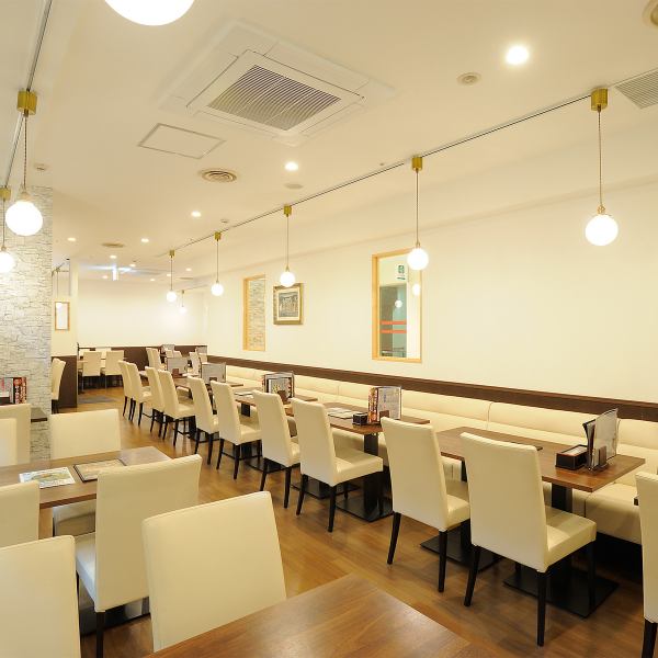 清潔感のある広々とした店内は、ゆったり過ごせる落ち着いた雰囲気。人数に余裕をもって対応できるため、大人数での宴会や各種集まりにもおすすめです。仲間や同僚との楽しいひとときを、快適な空間で美味しい料理とともにお楽しみください。用途に合わせてご利用いただけます。