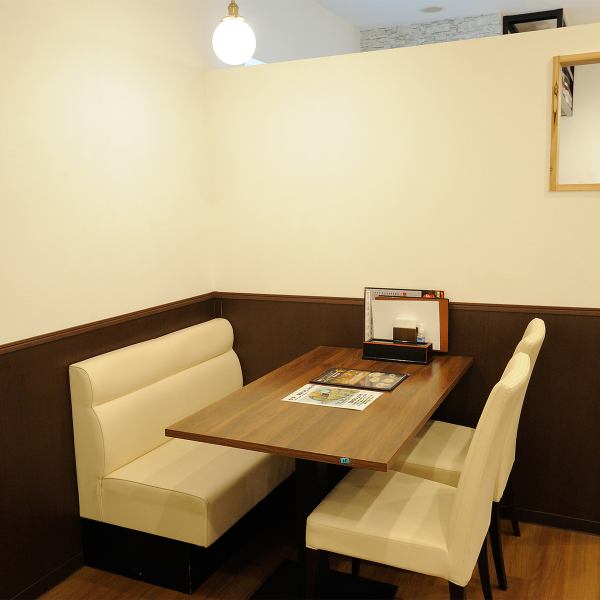 家族連れでのご利用にも適したテーブル席をご用意しております。ゆったりとした配置で、小さなお子さま連れでも安心してお食事を楽しめる空間です。普段使いはもちろん、週末の食事やちょっとしたお集まりにもおすすめ。ぜひご家族皆さまでお気軽にお越しください。