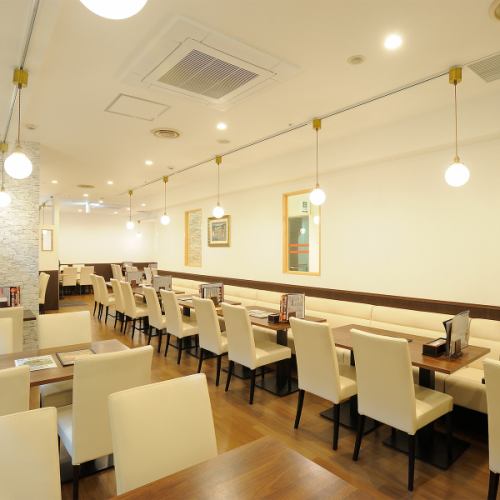 清潔感のある広々した店内