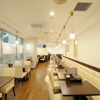 最大60名様まで貸し切り可能な、開放感あふれる広々とした空間をご用意。ゆとりのある店内は、大人数でも窮屈さを感じることなく快適に過ごせます。会社宴会や歓送迎会、パーティー、打ち上げなどにも最適。周囲を気にせず楽しめるプライベート空間で、料理と会話を心ゆくまで満喫できます。