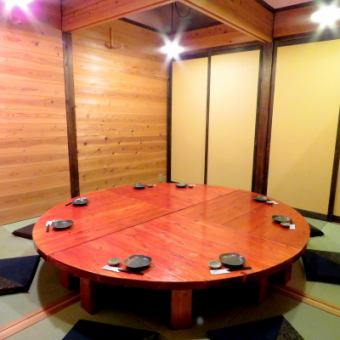 The seating arrangement surrounds the round table, making it ideal for family gatherings and celebrations♪