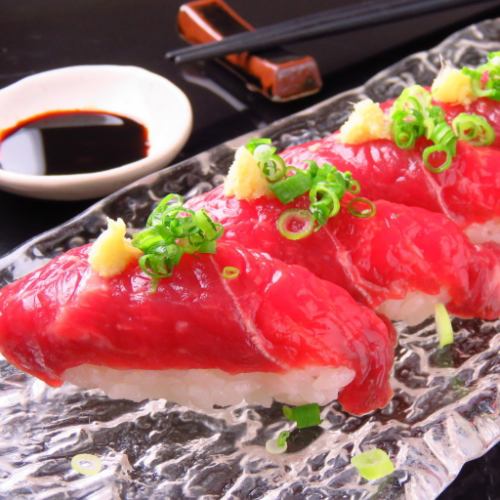 We also offer a variety of local dishes such as marbled horsemeat sashimi and horse nigiri sushi!