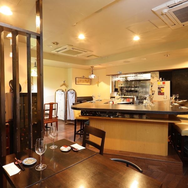 赤BEKO亭は、最大20名様まで対応可能な広々としたテーブル席を完備し、宴会や特別な集まりにもぴったり！和モダンを基調とした上質なインテリアが落ち着きと華やかさを両立させています♪大人数でも快適に過ごせる動線やアレンジ自在のレイアウトも魅力☆シェフの逸品を囲みながら、特別なひとときを過ごせる宴会空間です◎