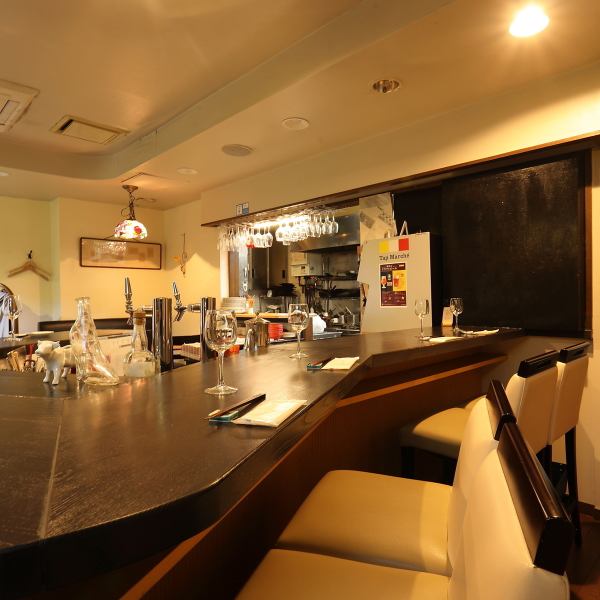 カウンター席は少人数のお客様におすすめ！目の前でシェフの技を眺めながら楽しむ食事は、会話も弾む贅沢な時間♪テーブル席も2名から利用でき、プライベート感のある配置◎国産和牛の香りや音を間近に感じながら過ごす特別感は、他では味わえない魅力です☆居心地にこだわった空間は、親しい方とのひとときにぴったり♪