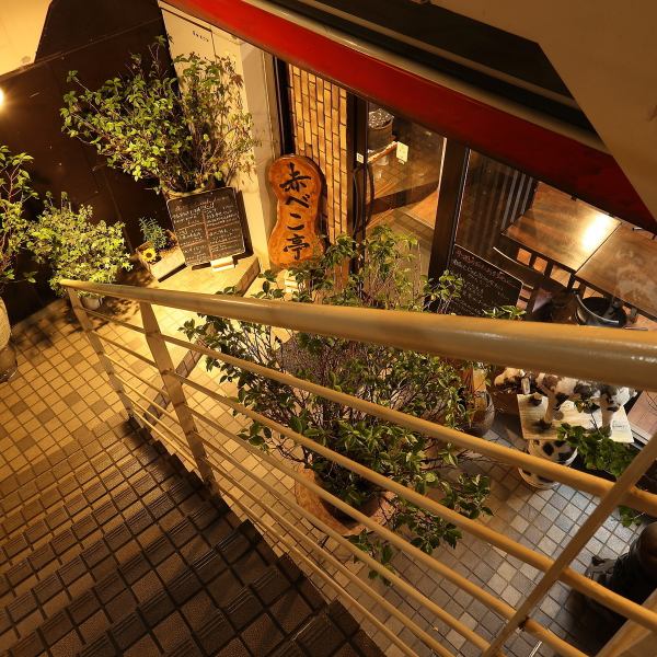 店内は落ち着いた和の雰囲気を基調とし、木目の温もりと洗練された照明で心地よい空間！外観は和モダンの要素を取り入れ、アクセスの良さと共に訪れる人を歓迎します◎さらに、シェフによるライブ感ある調理や接客で、ただ食事をするだけでなく時間そのものを楽しめるサービスが特徴♪特別な日や日常のご褒美に最適です☆