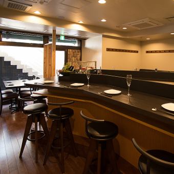 【カウンター席】少人数でのご利用に最適なカウンター席は11席ございます。お気軽にどうぞ。