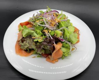 Smoked salmon and avocado salad