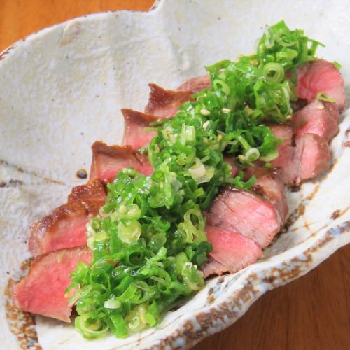 Thick-sliced beef tongue and green onion topping