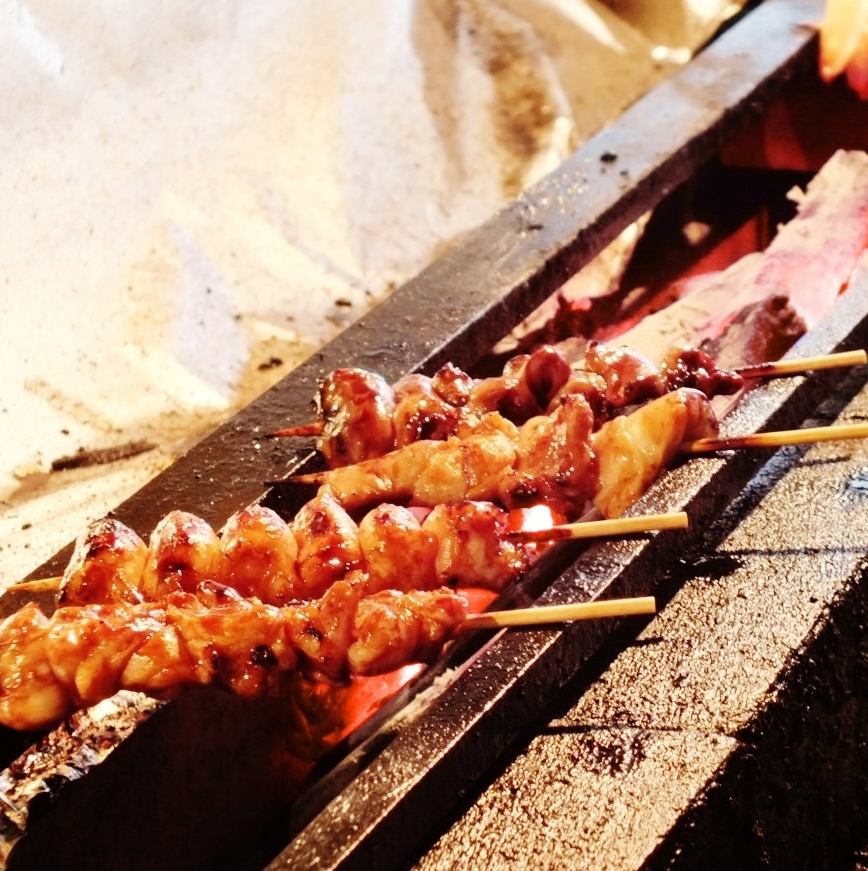 用炭火精心烤製的【大仙寺雞】烤雞肉串非常棒。