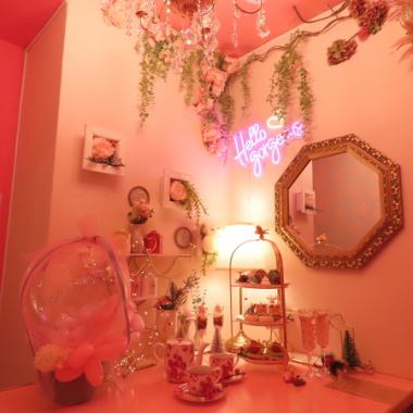 1F Pink Room【1樓半包廂（1～2人）】下午茶費用（含房費）：4,450日圓（含稅、平日）/4,950日圓（含稅、週六、週日、假日）每人人次/ 入場時間共5 個部分（第1 部分：11:00~13:00/第2 部分：13:00~15:00/第3 部分：15:00~17:00/第4 部分：17:00~19: 00/5日：19:00~21:00 *請至少提早10分鐘離店（最長停留時間1小時50分鐘）