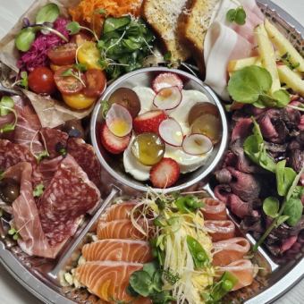 Hors d'oeuvres (serves 3)