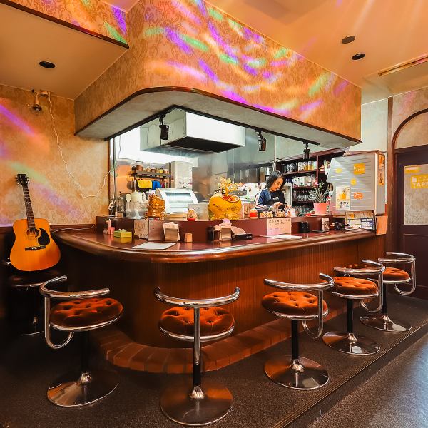 カウンター6席や2名テーブル、4名テーブルを備え、少人数でもゆっくりと過ごせる空間を提供しています♪個室も最大8名まで対応可能なので、デートや女子会にも最適です◎温かみある雰囲気の店内で、大人の隠れ家的な寛ぎを感じながらお楽しみください!