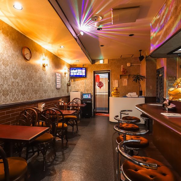 店内は大人がホッとできる落ち着いた雰囲気☆アクセスも良く、女性一人でも安心してご利用いただけます。昼はカフェ、夜は居酒屋に変化する空間は、どんなシーンにも対応可能!JAZZが流れる上質な時間を過ごせます◎