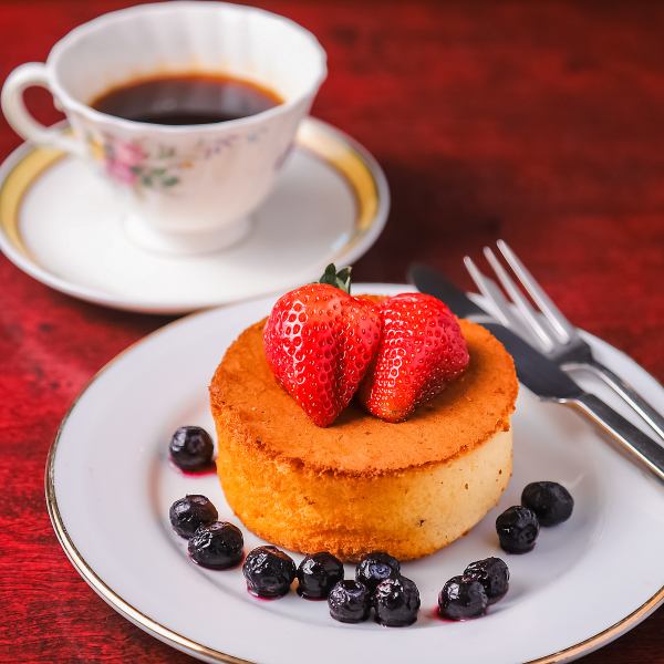 昼は珈琲やカフェメニューなどの喫茶店メニューが充実◎
