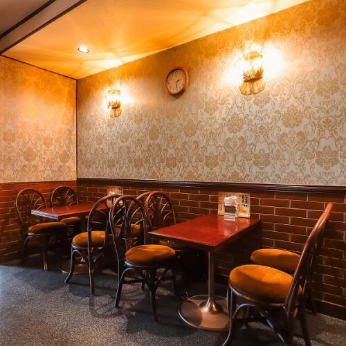 昼は静寂の喫茶、夜は居酒屋。二つの顔を持つ至福の空間