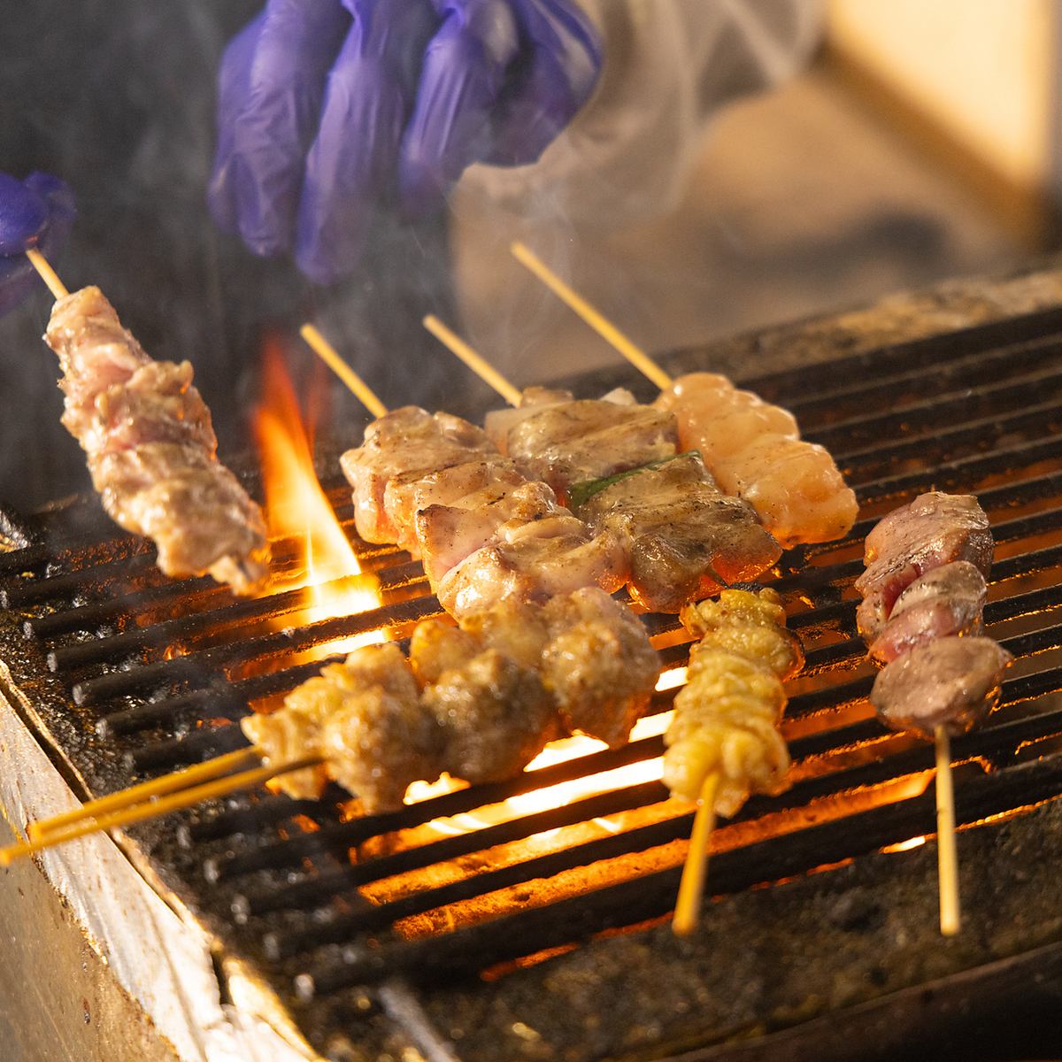 最多可容纳60人的烤鸡肉串店♪ 采用明火烤制，风味十足。
