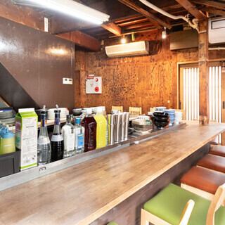 [Counter seats perfect for dining alone or with a small group] Our restaurant is a single building, and is characterized by its wide entrance and easy-to-find location.The first floor has mostly counter seating.This is a recommended seating area where you can enjoy watching the food being prepared and chatting with the staff while you dine! Enjoy a wonderful time in a relaxed and stylish space.