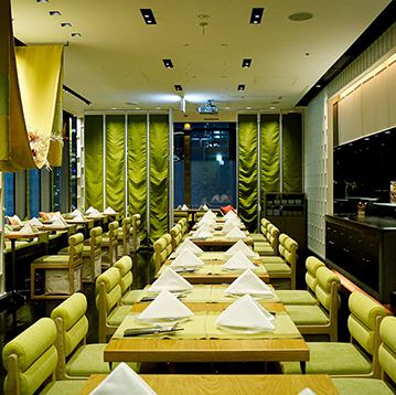 白と緑を基調とした明るくて清潔感のある店内は開放的。インテリアにも拘っており、お食事のひとときを華麗に演出いたします。デートや記念日のご利用はもちろん、ご家族や会社の同僚とのお食事にも最適です。ご利用人数に応じて、お席の調整は柔軟対応いたしますので、お気軽にご相談ください。
