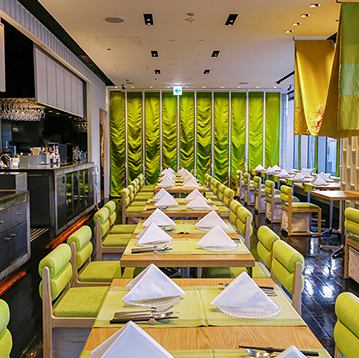 明るく開放的な店内