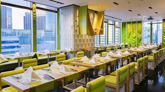 当店の席は、銀座の美しい景色を一望できるロケーションに位置しています。大きな窓から差し込む自然光と共に、緑を基調としたおしゃれなインテリアが心地よい空間を演出します。席からは、街の喧騒を感じながらもリラックスできる雰囲気の中で、タイ料理をお楽しみいただけます。