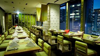 当店では、都心の美しい夜景を眺めながら、贅沢なディナーをお楽しみいただけます。大きな窓からは、煌めく街の灯りが広がり、落ち着いた緑を基調としたインテリアが心を安らげます。おしゃれな席は、友人との集まりや特別な日のデートにぴったりの雰囲気を演出。