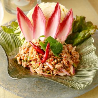 鶏挽き肉のスパイス＆ハーブ（ラープガイ）～アンディーブを添えて～