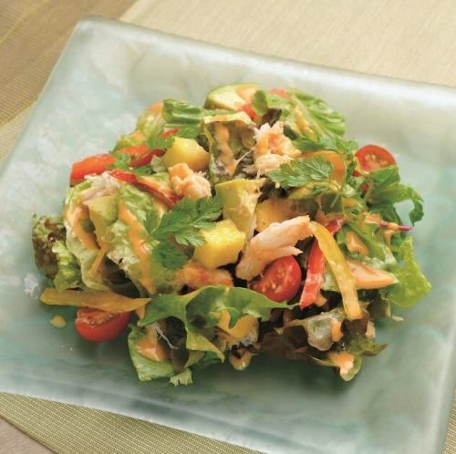 蟹ほぐし身とアボカドのアジアンサラダ（サラップー・トムヤムソース）