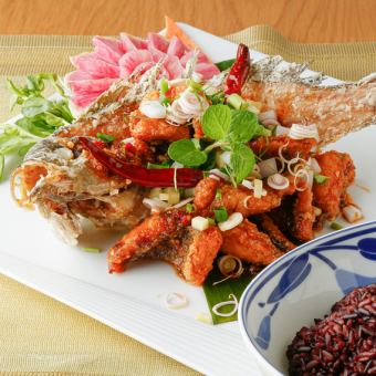 鮮魚の姿揚げ　辛味噌ハーブソース　