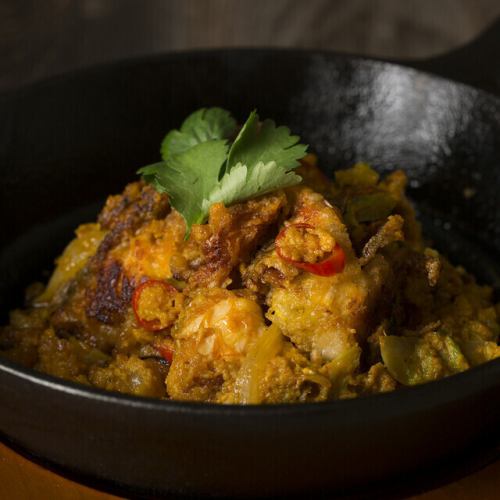 ソフトシェルクラブと玉子のカレー炒め　（プーパッポンカリー）～当店の人気メニュー～