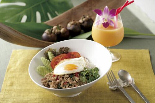 ガパオライス（ガパオ ガイ）鶏挽肉とタイバジルのガパオライス