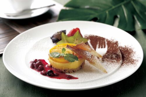 自家製マンゴーレアチーズケーキ