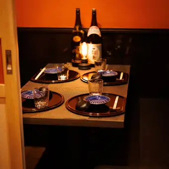 【2F】グループでの飲み会や宴会におすすめのテーブル席！仲間内での飲み会や宴会に最適なテーブル席！お仕事帰りに会社の同僚とサクッと飲みたい時、女子会などにも気軽に使えるお席です！ゆったりとした空間で当店自慢の料理と美味しいお酒をお楽しみください！お席のご相談やご希望などもお気軽にお問い合わせください！