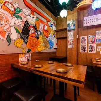 【1F】和モダンな雰囲気ある広々テーブル席！和気あいあいと宴会を楽しむテーブル席！新有楽町で少人数様での飲み会や宴会に最適なテーブル席！和モダンな空間でゆったりと過ごすひと時をお楽しみ頂けます！各種宴会にぴったりのお得な宴会コースは最大2.5時間飲み放題付3500円～ご用意しております！